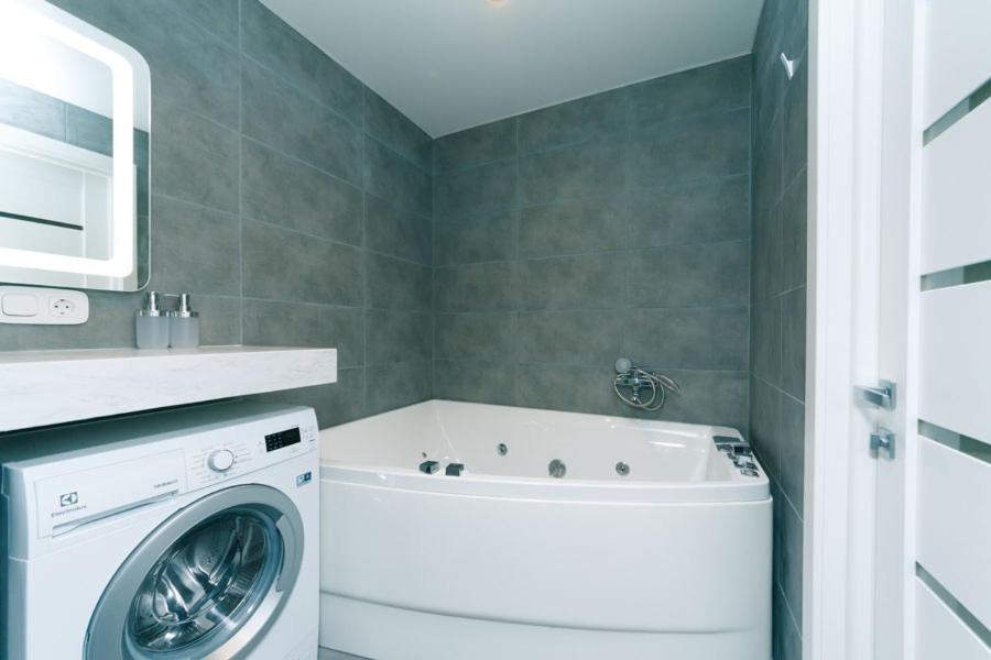 7 Вулиця Саксаганського Apartment Kyiv Exterior photo